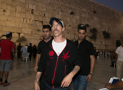 והכותל מאחוריו. אנטוני קידיס (צילום: אוהד צויגנברג ) והכותל מאחוריו. אנטוני קידיס (צילום: אוהד צויגנברג )